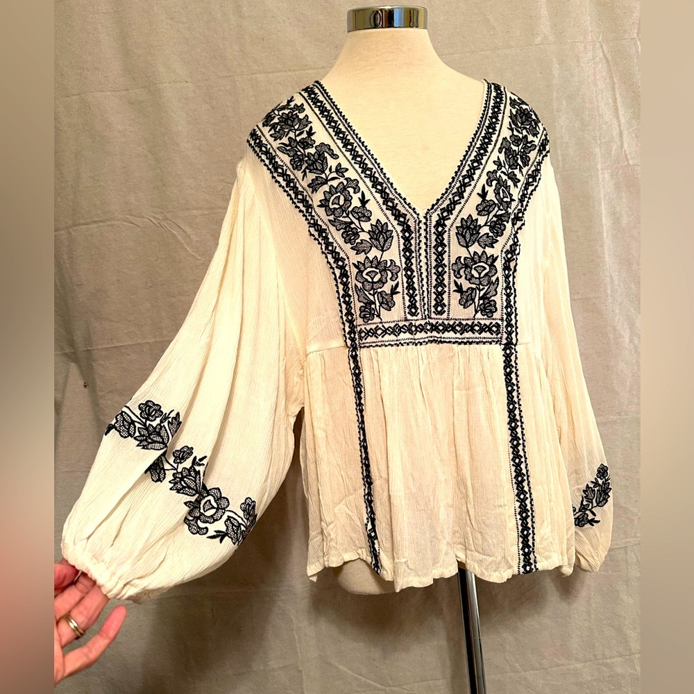Venus Light Cream/ Black Flowy Boho crochet Top Size Large